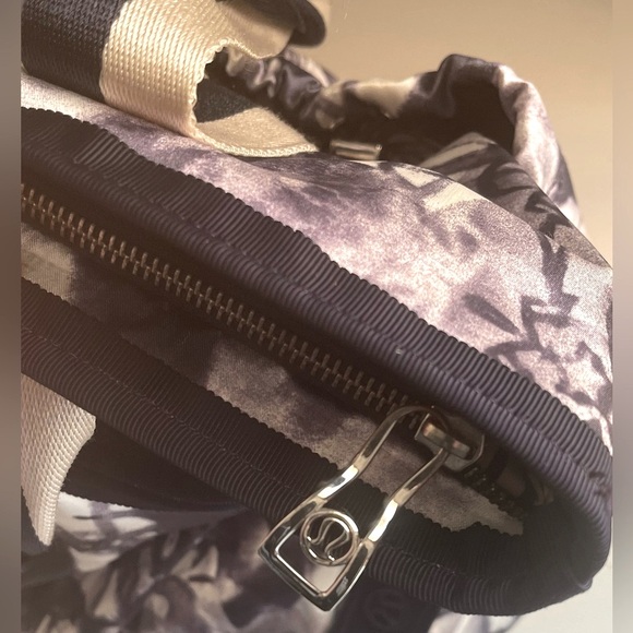 ⭐️Host Pick⭐️ Lululemon Flow and Go Tote - Picture 6 of 11